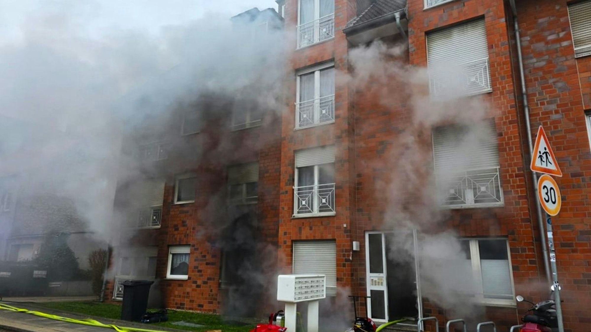 Feuerwehreinsatz nach Kellerbrand in Grevenbroich.