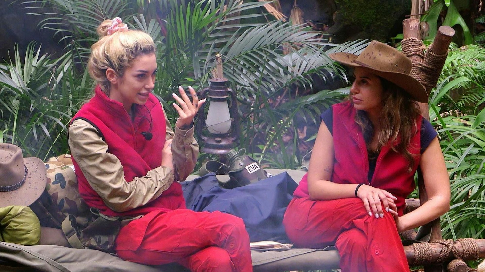 Ariel verhört Eva zu deren Serkan-Gate. (Bild: RTL)