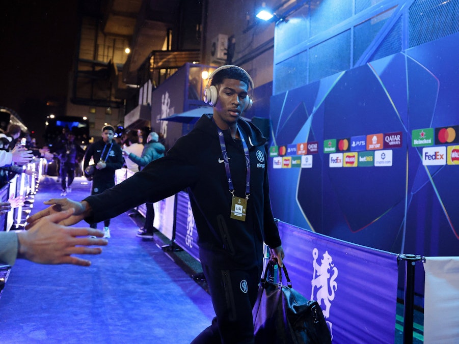 Josh Acheampong kommt bei einem Spiel an.