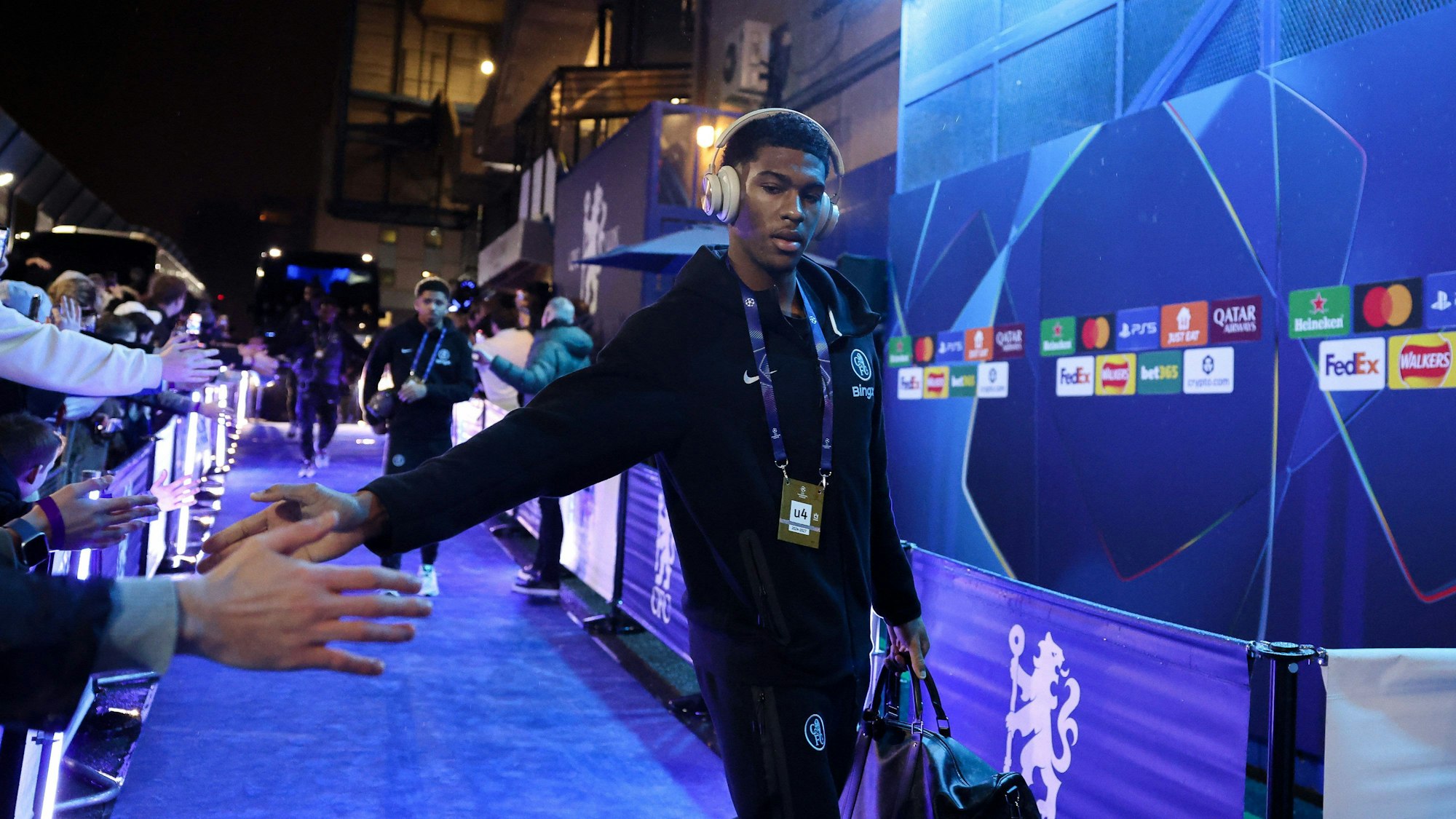 Josh Acheampong kommt bei einem Spiel an.