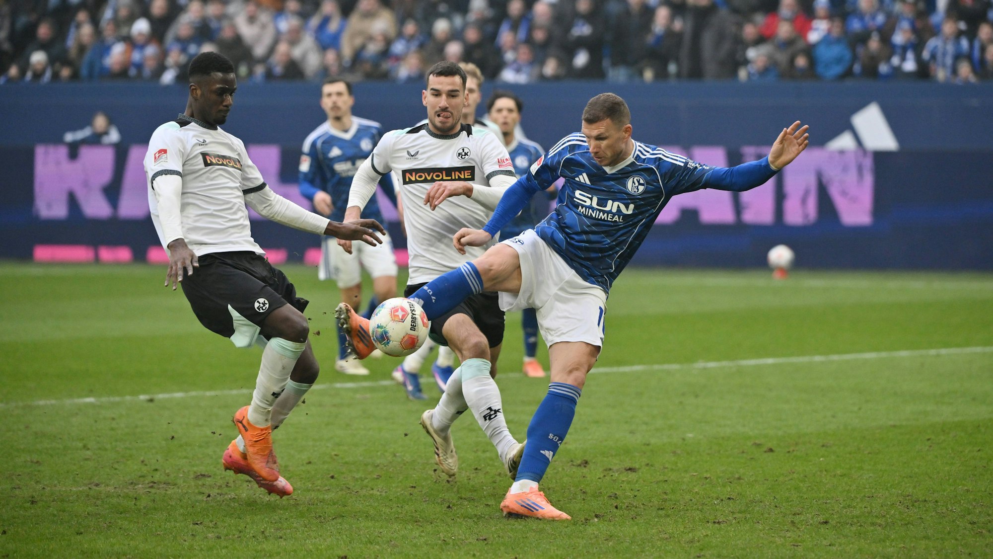 Edin Dzeko schießt mit rechts und trifft.