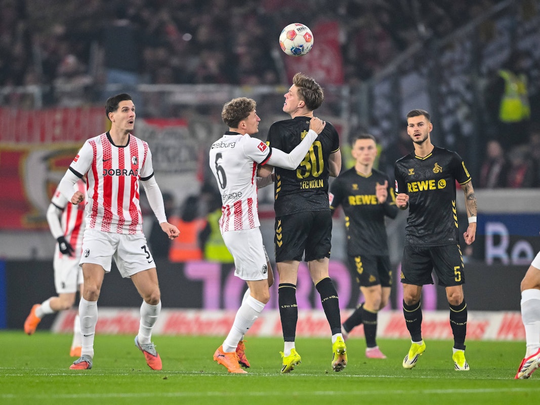 Marius Bülter im Kopfballduell mit Freiburgs Osterhage.