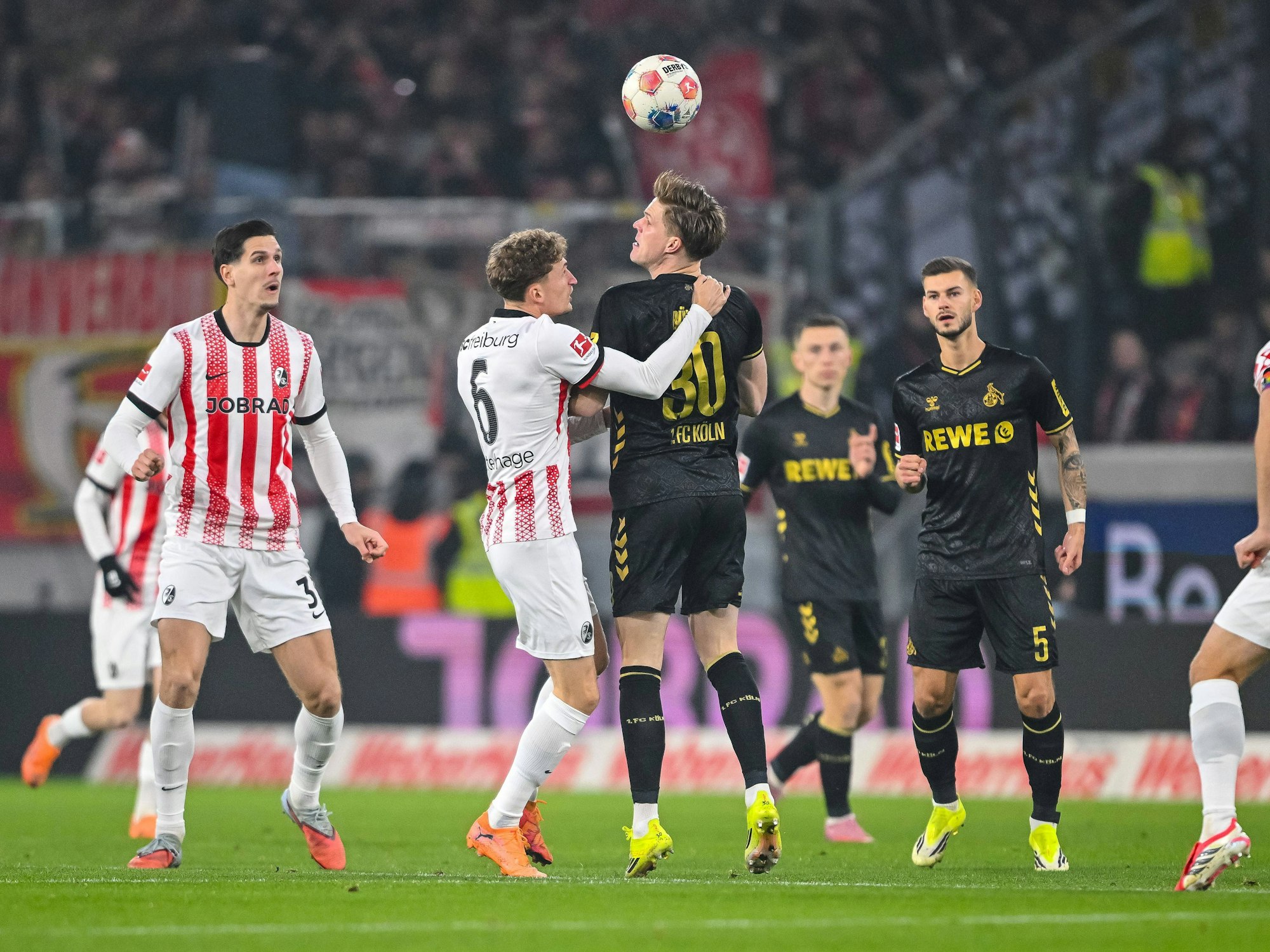 Marius Bülter im Kopfballduell mit Freiburgs Osterhage.