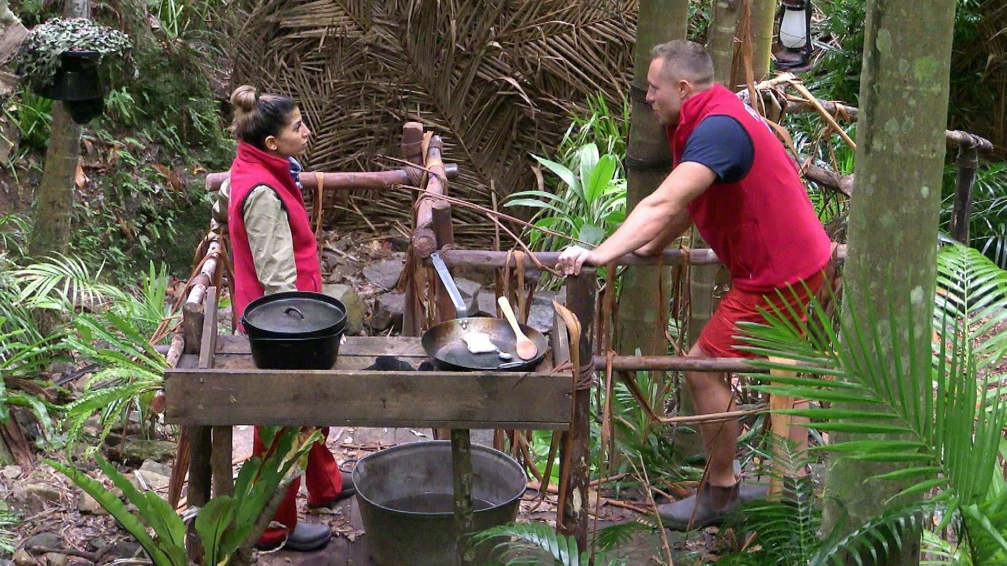 Patrick Romer unterhält sich im RTL-Dschungelcamp mit Eva Benetatou.