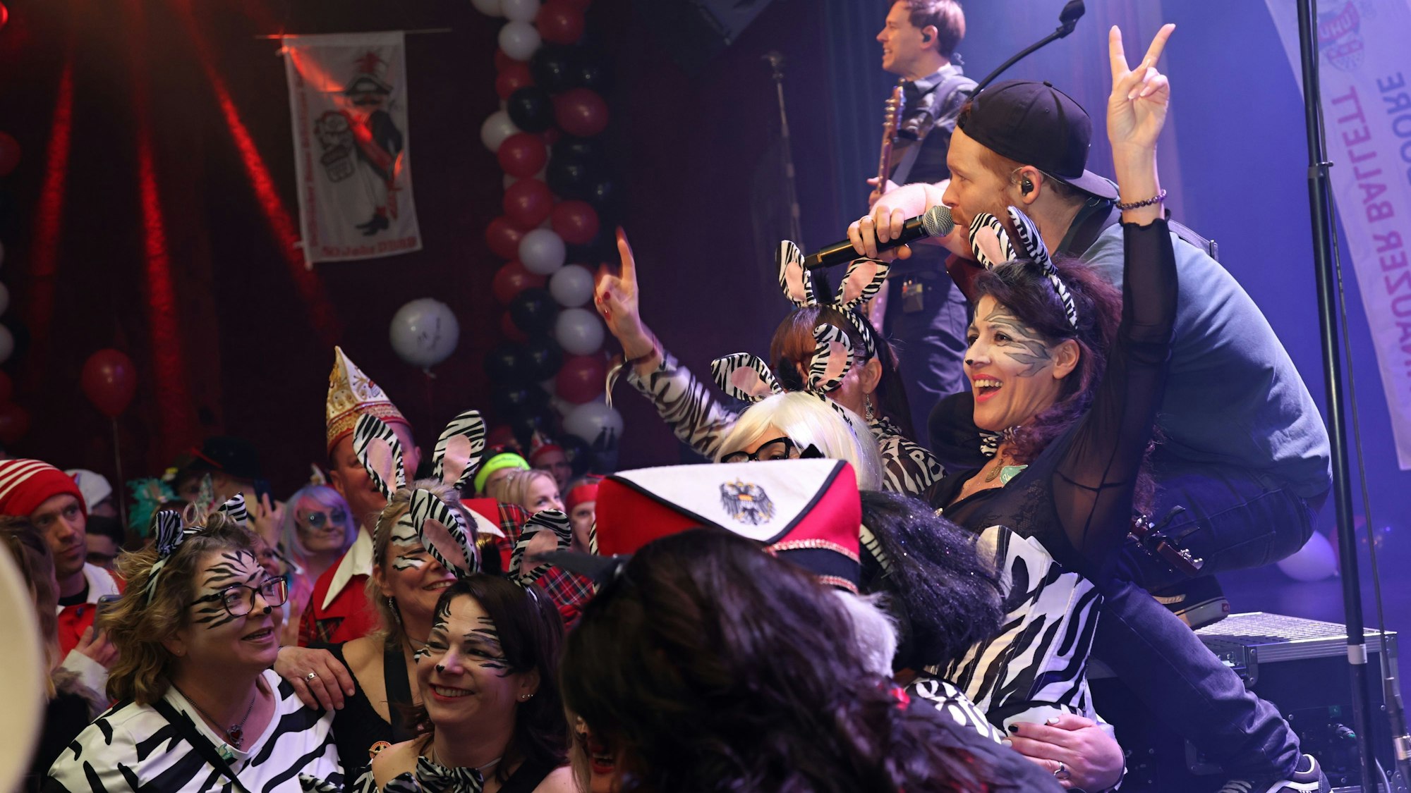 Die Band Miljö beim Auftritt auf der Bühne.