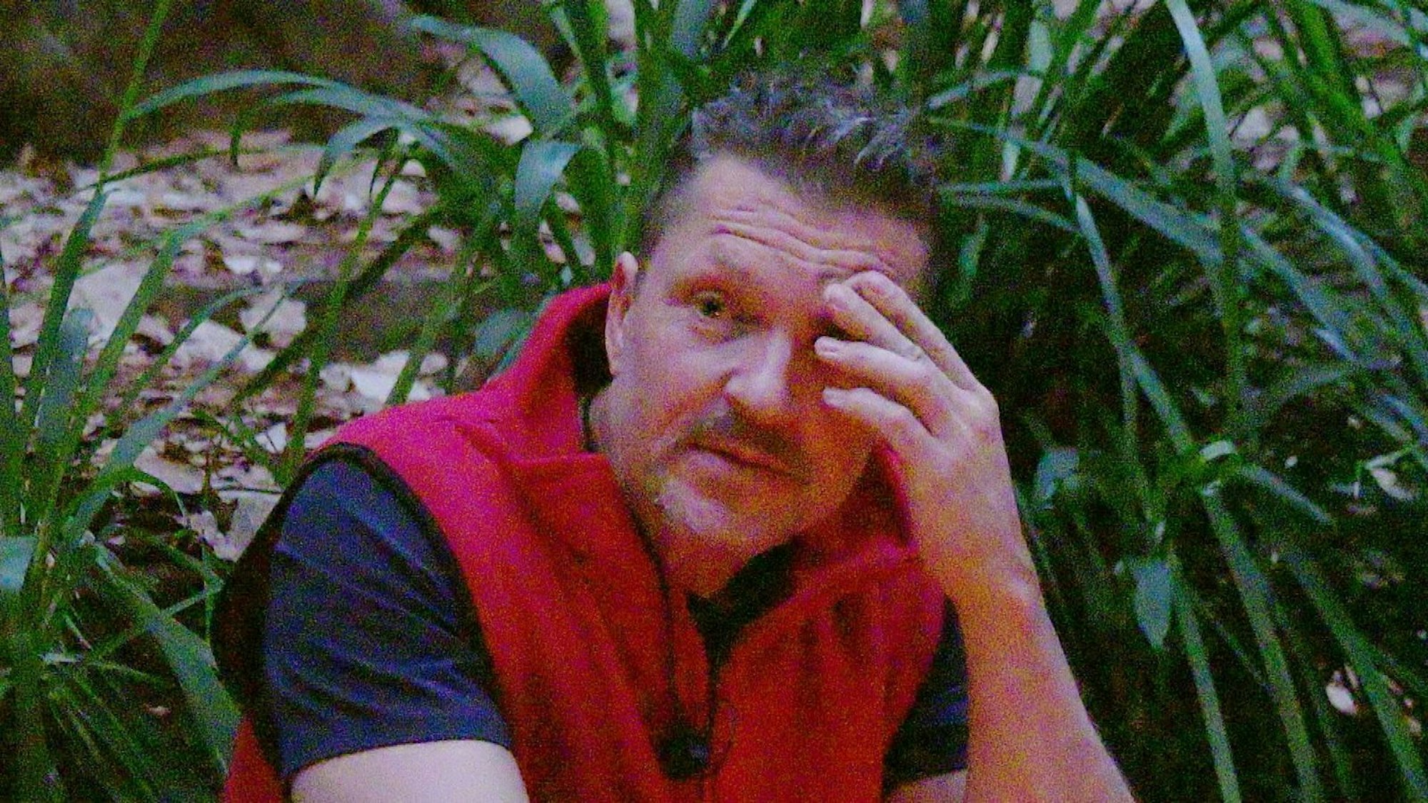 Hardy erinnert sich an die Anfänge seiner Alkoholsucht. (Bild: RTL)