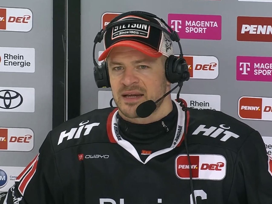 Moritz Müller mit Headset im Interview.