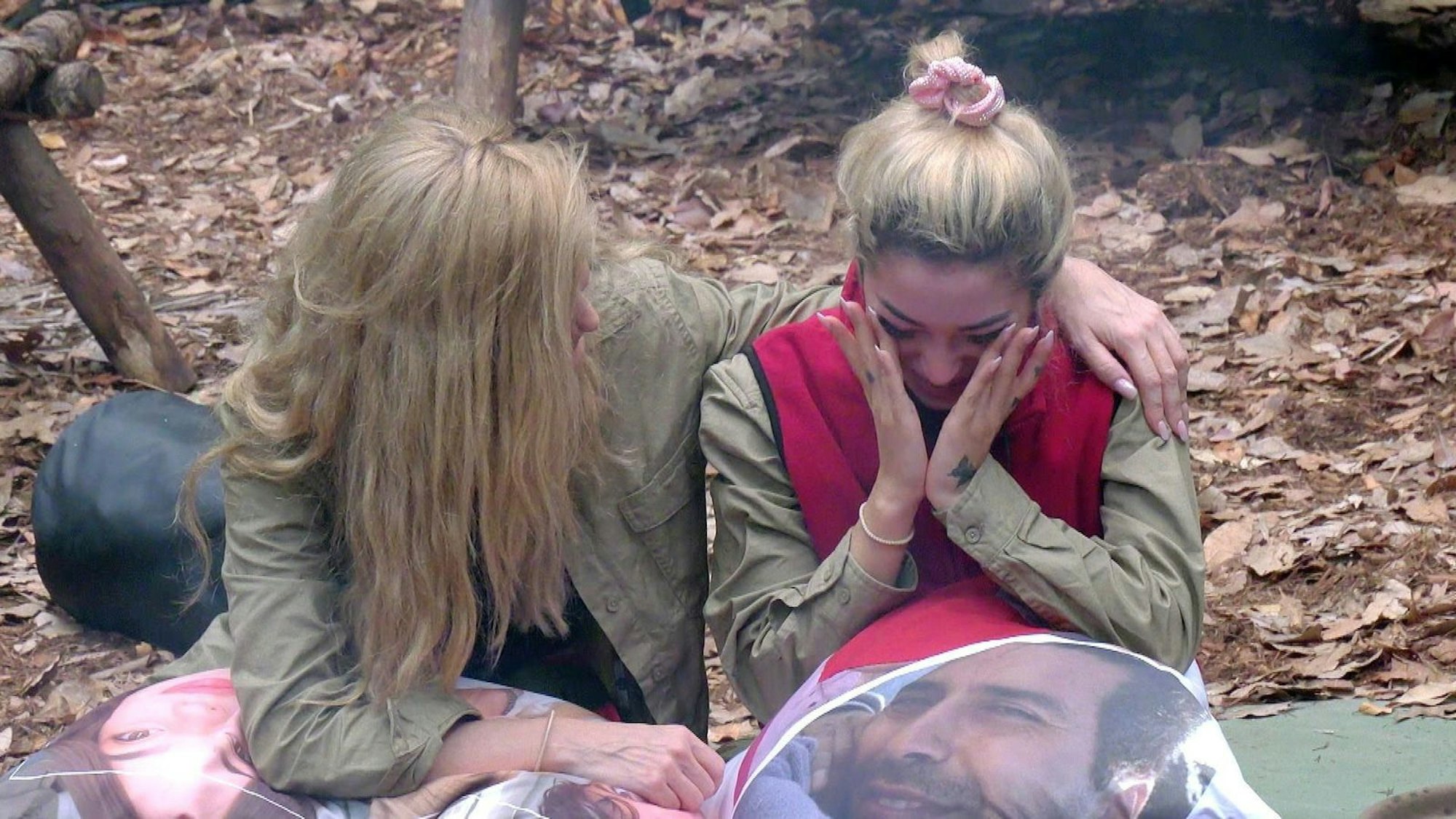 Mirja tröstet Ariel. (Bild: RTL)