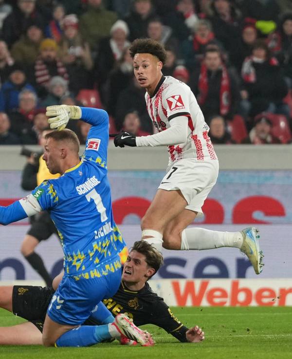 Derry Scherhant (SC Freiburg) traf gegen Kölns Marvin Schwäbe zum zwischenzeitlichen 1:1 am 25. Januar 2026.