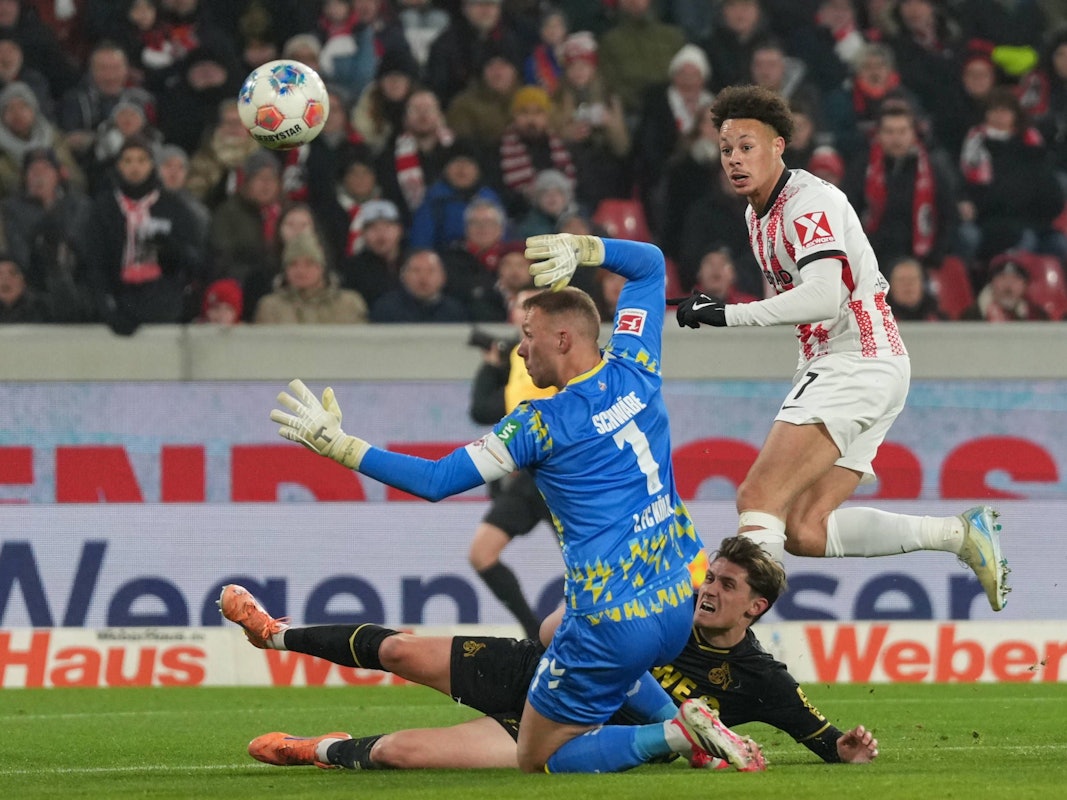 Derry Scherhant (SC Freiburg) traf gegen Kölns Marvin Schwäbe zum zwischenzeitlichen 1:1 am 25. Januar 2026.
