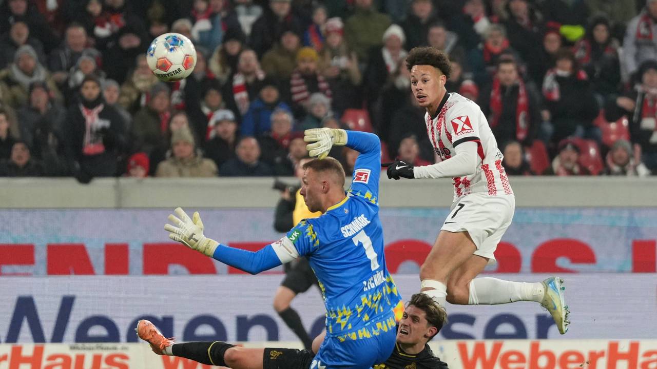 Derry Scherhant (SC Freiburg) traf gegen Kölns Marvin Schwäbe zum zwischenzeitlichen 1:1 am 25. Januar 2026.
