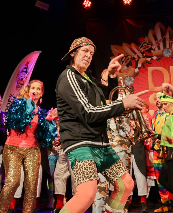 Das Kölner Festkomitee feiert als Brassband auf der Bühne.
