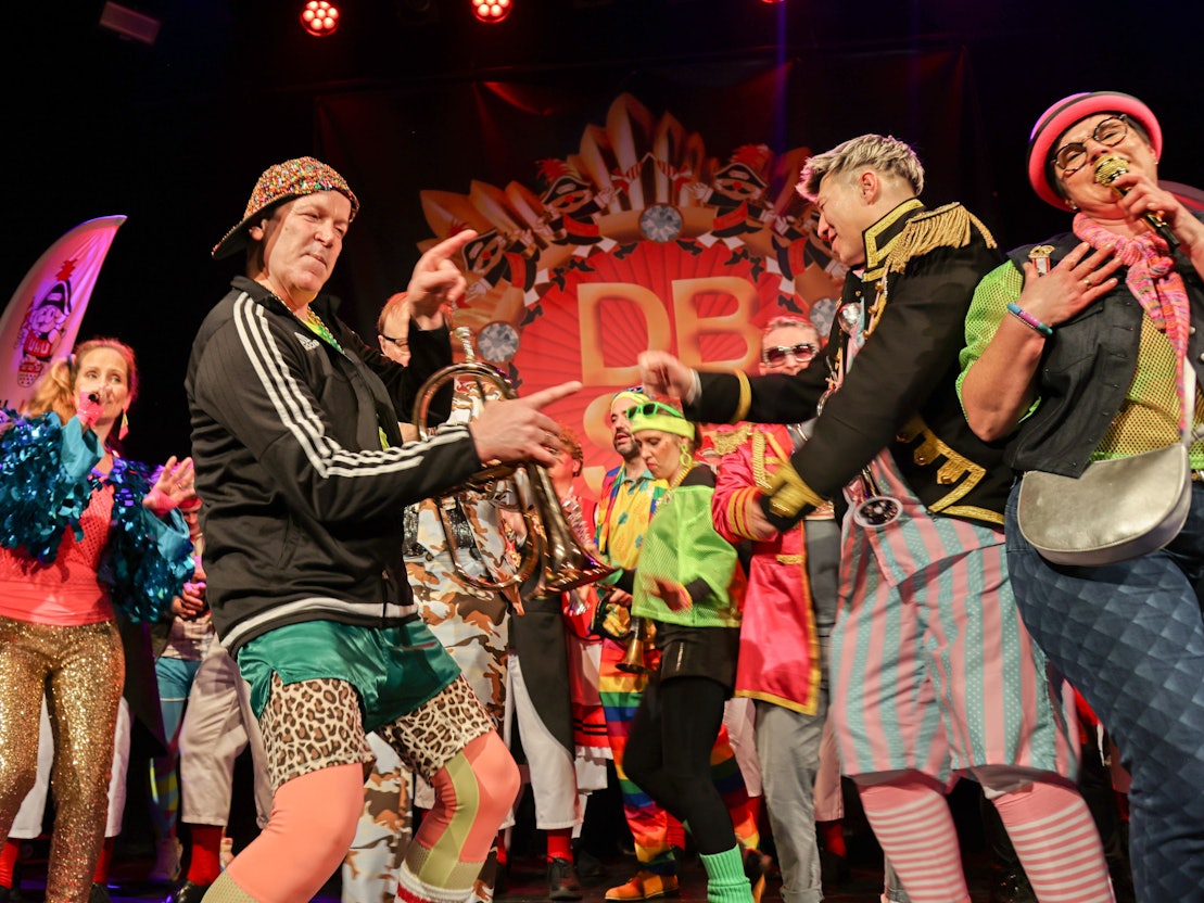 Das Kölner Festkomitee feiert als Brassband auf der Bühne.