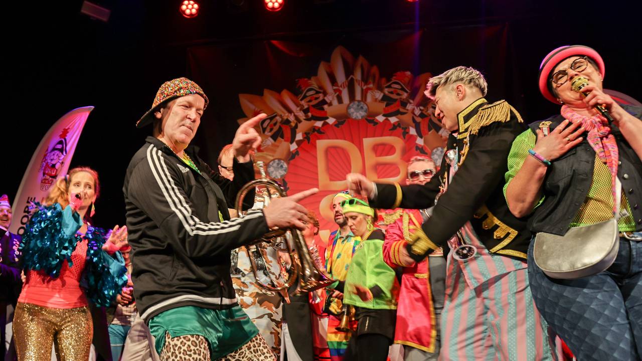 Das Kölner Festkomitee feiert als Brassband auf der Bühne.