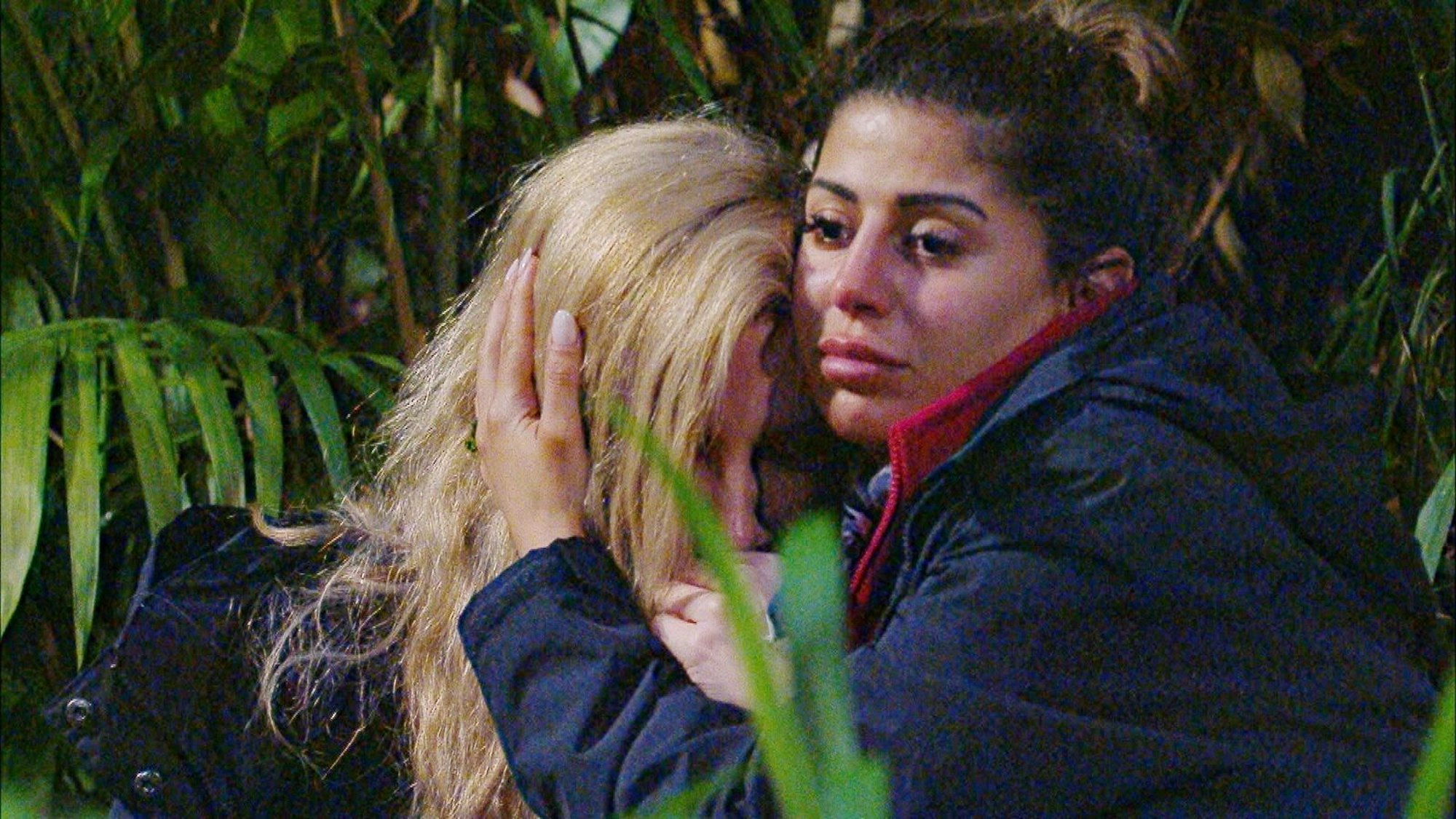 Mirja berichtet von ihren Panikattacken und findet Trost bei Eva. (Bild: RTL)