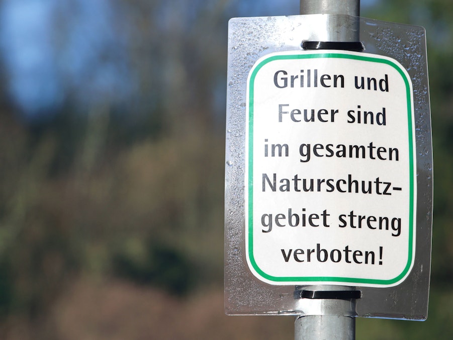 Schild mit Text in der Natur