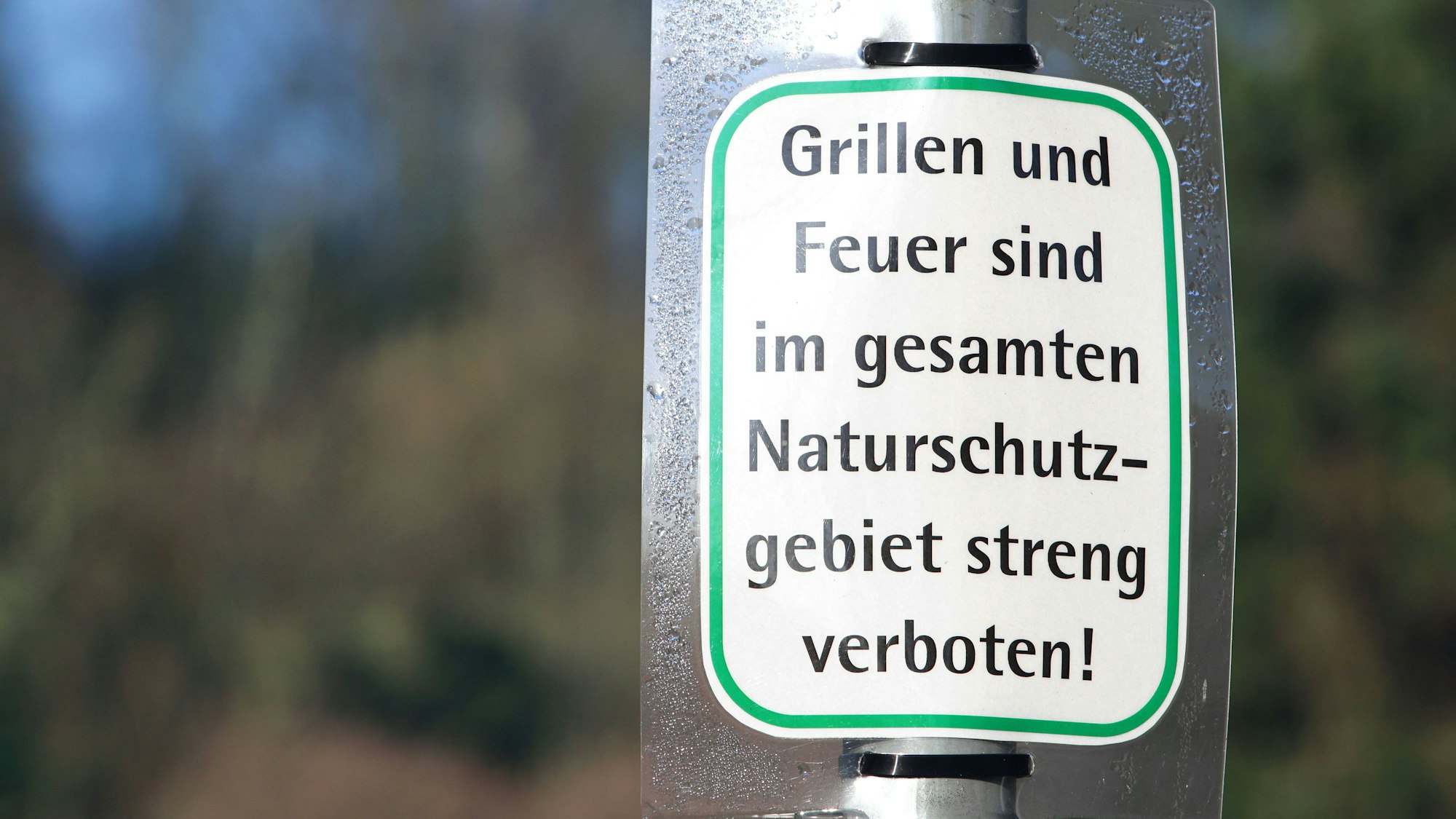 Schild mit Text in der Natur