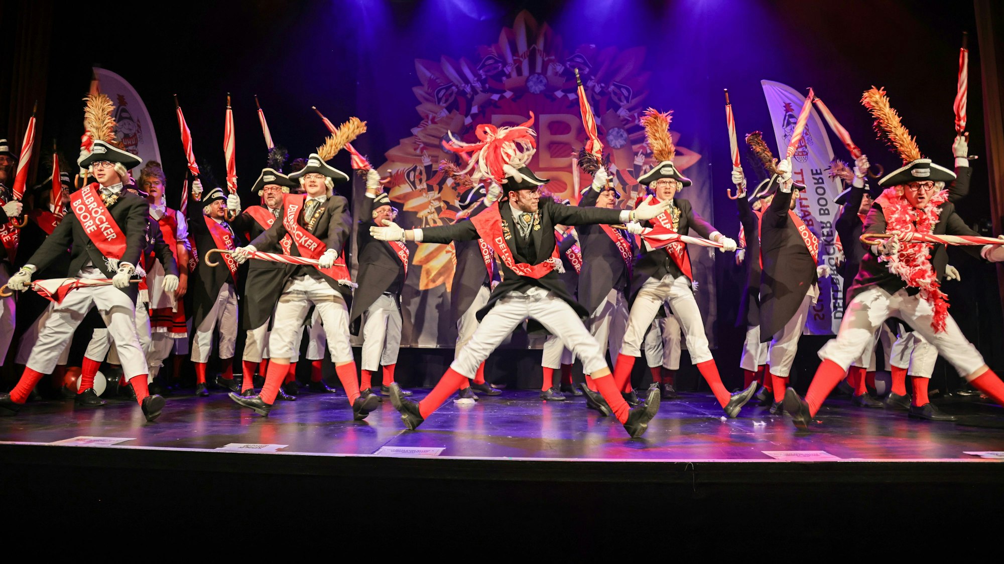 Das Dellbröcker Boore Schnäuzer Ballett beim Auftritt auf der Bühne.