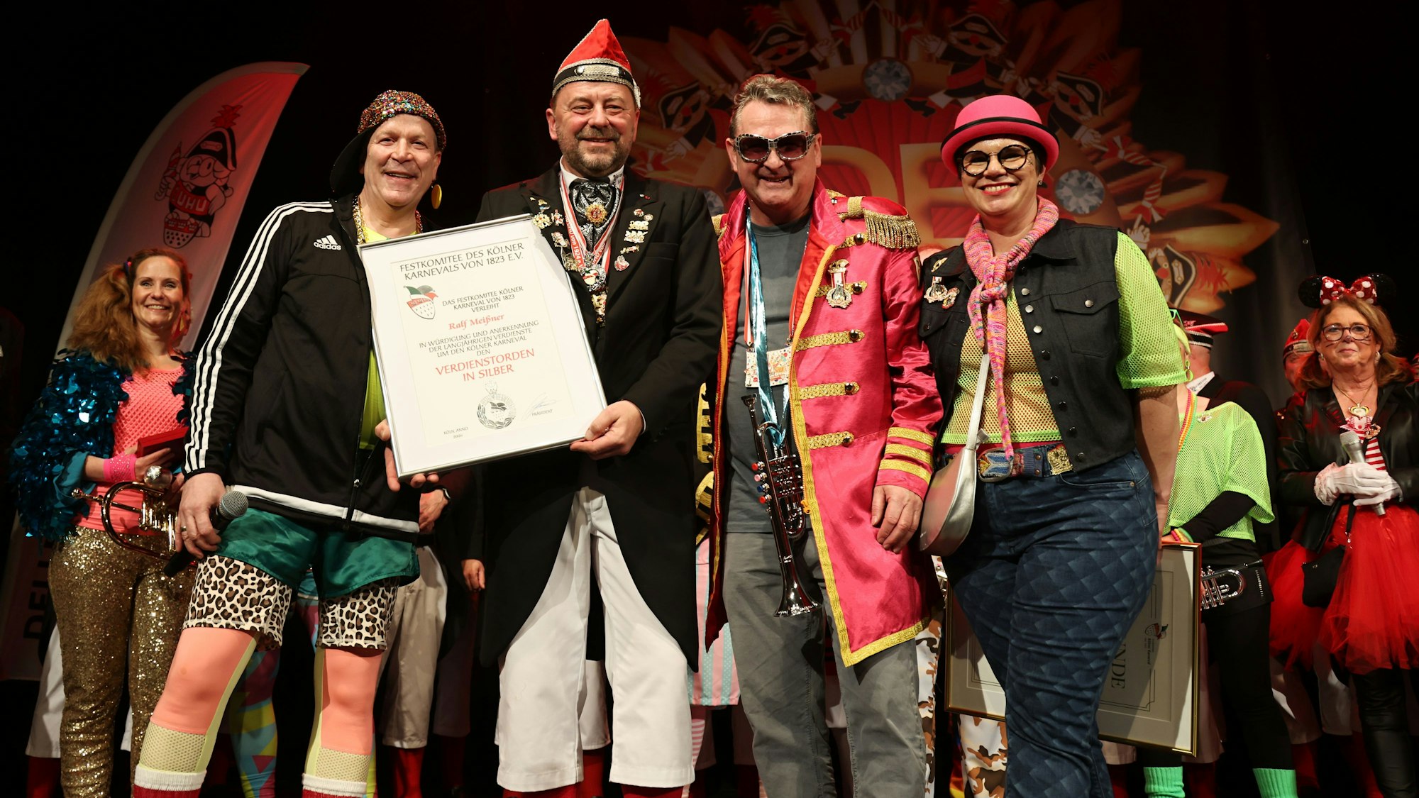 Das Festkomitee übergibt einen Verdienstorden an Ralf Meißner.