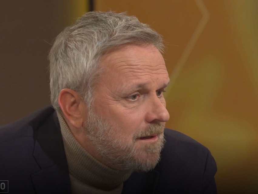 Dietmar Hamann spricht im TV-Studio