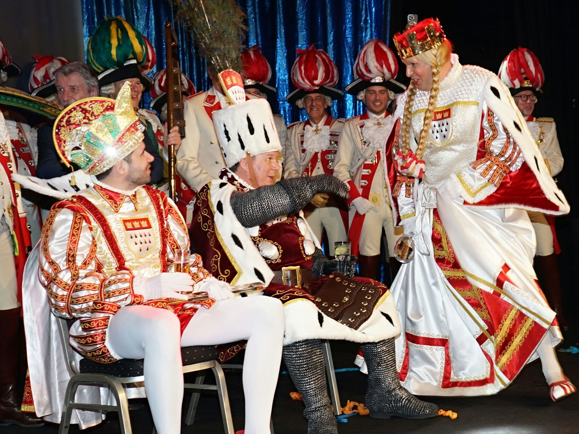 Prinz Niklas und Bauer Clemens schauen Jungfrau Aenne beim Tanzen zu.