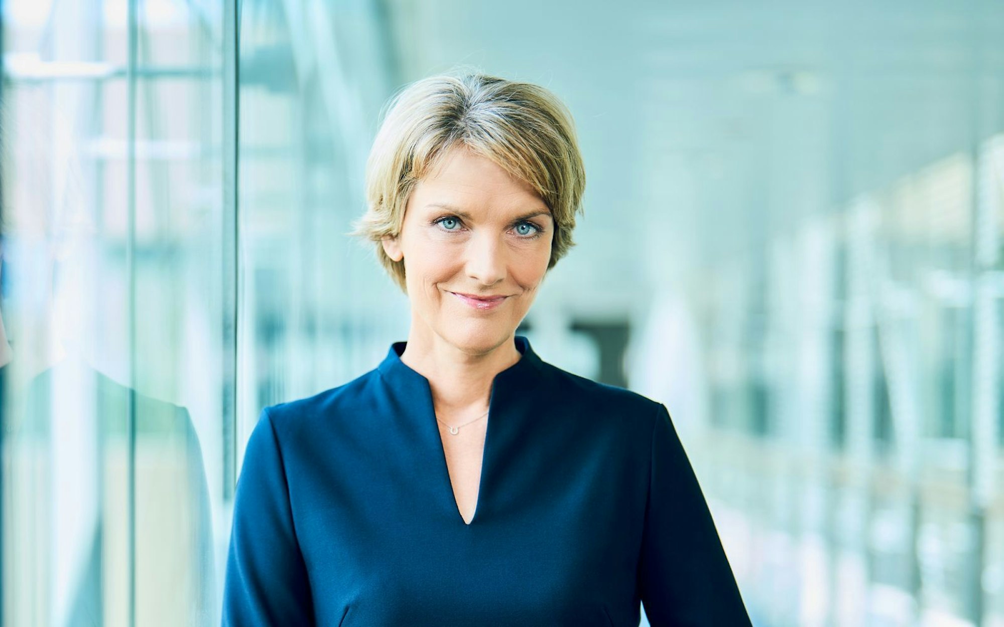 Studierte Volkswirtin, Journalistin und Preisträgerin: „heute journal“-Moderatorin Marietta Slomka gehört seit Jahren zu den prägenden Gesichtern in der deutschen Medienbranche. (Bild: ZDF / Klaus Weddig)