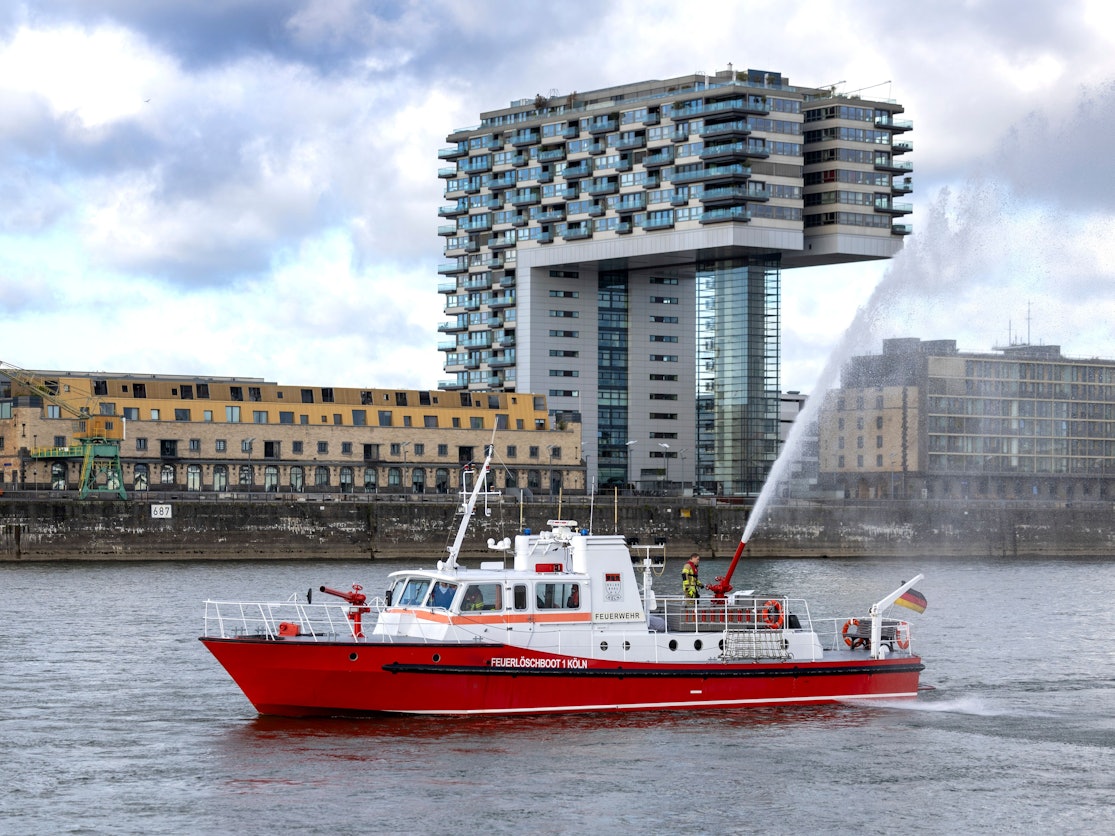 Ein Löschboot der Berufsfeuerwehr übt auf dem Rhein vor den Kranhäusern
