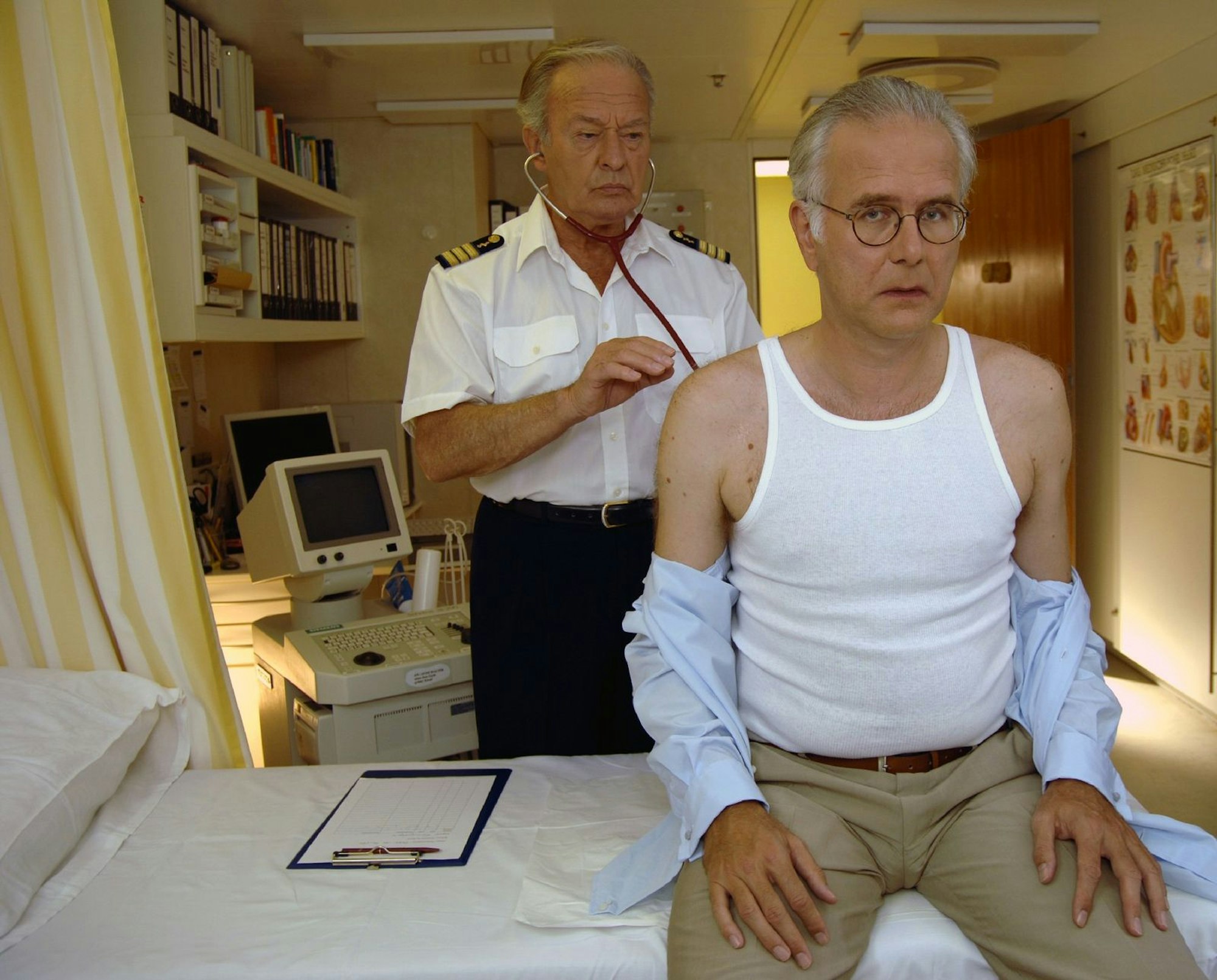 Dr. Römer in der „Schwarzwaldklinik“ und fast 25 Jahre Dr. Schröder auf dem „Traumschiff“ (Bild, links, mit Harald Schmidt): Horst Naumann dürfte der am längsten aktive TV-Arzt in Deutschland gewesen sein. Er starb im Februar 2024 mit 98 Jahren. (Bild: ZDF / Dirk Bartling)