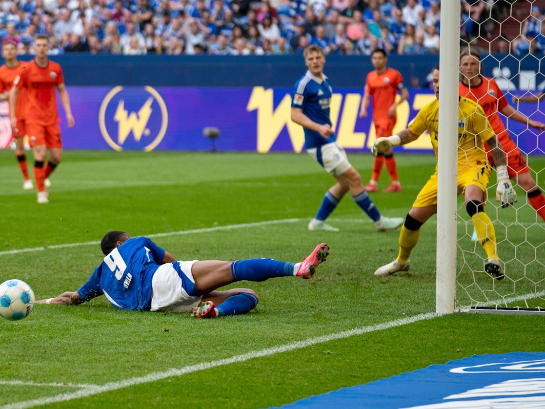 Moussa Sylla vom FC Schalke 04 kommt zu spät, rutscht am Ball vorbei und verpasst die Torchance.