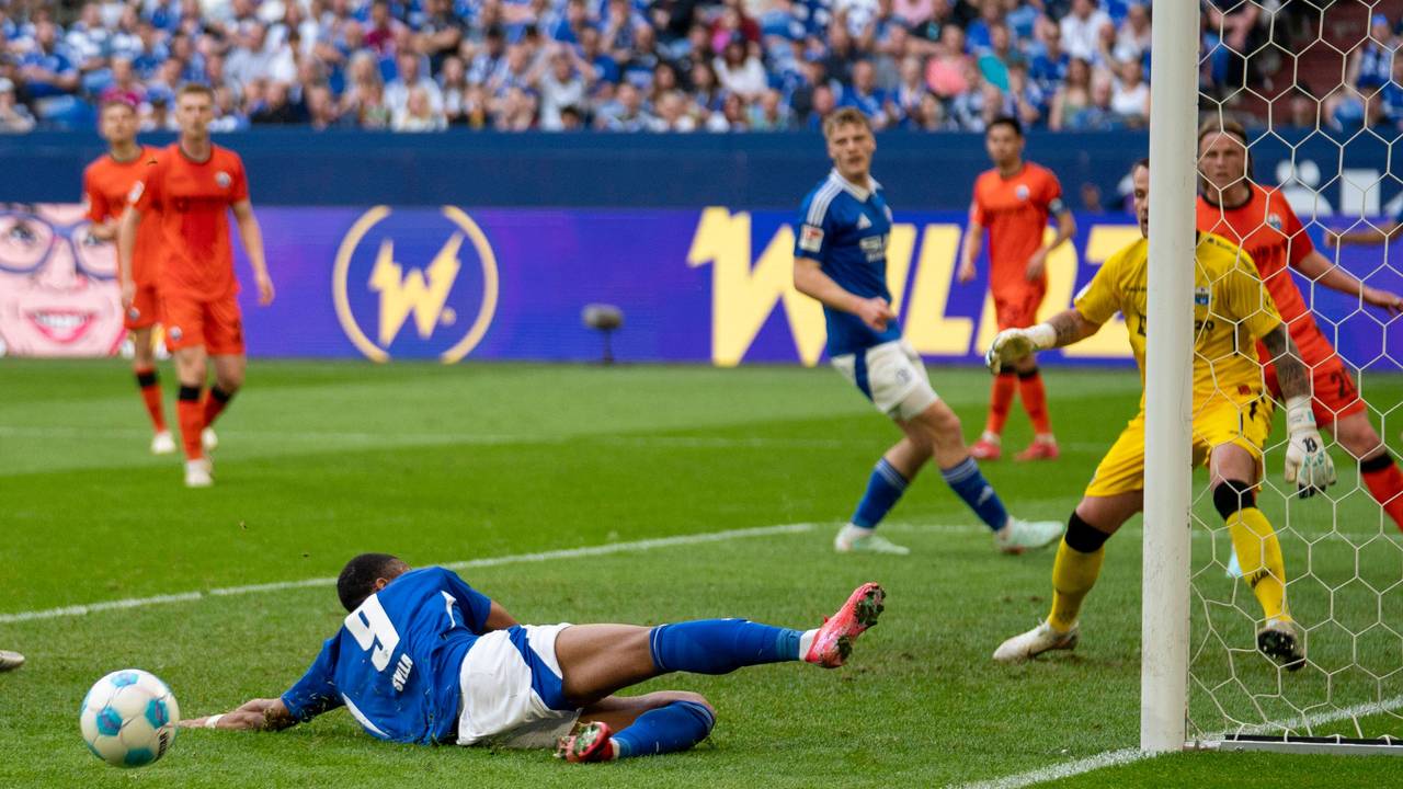 Moussa Sylla vom FC Schalke 04 kommt zu spät, rutscht am Ball vorbei und verpasst die Torchance.