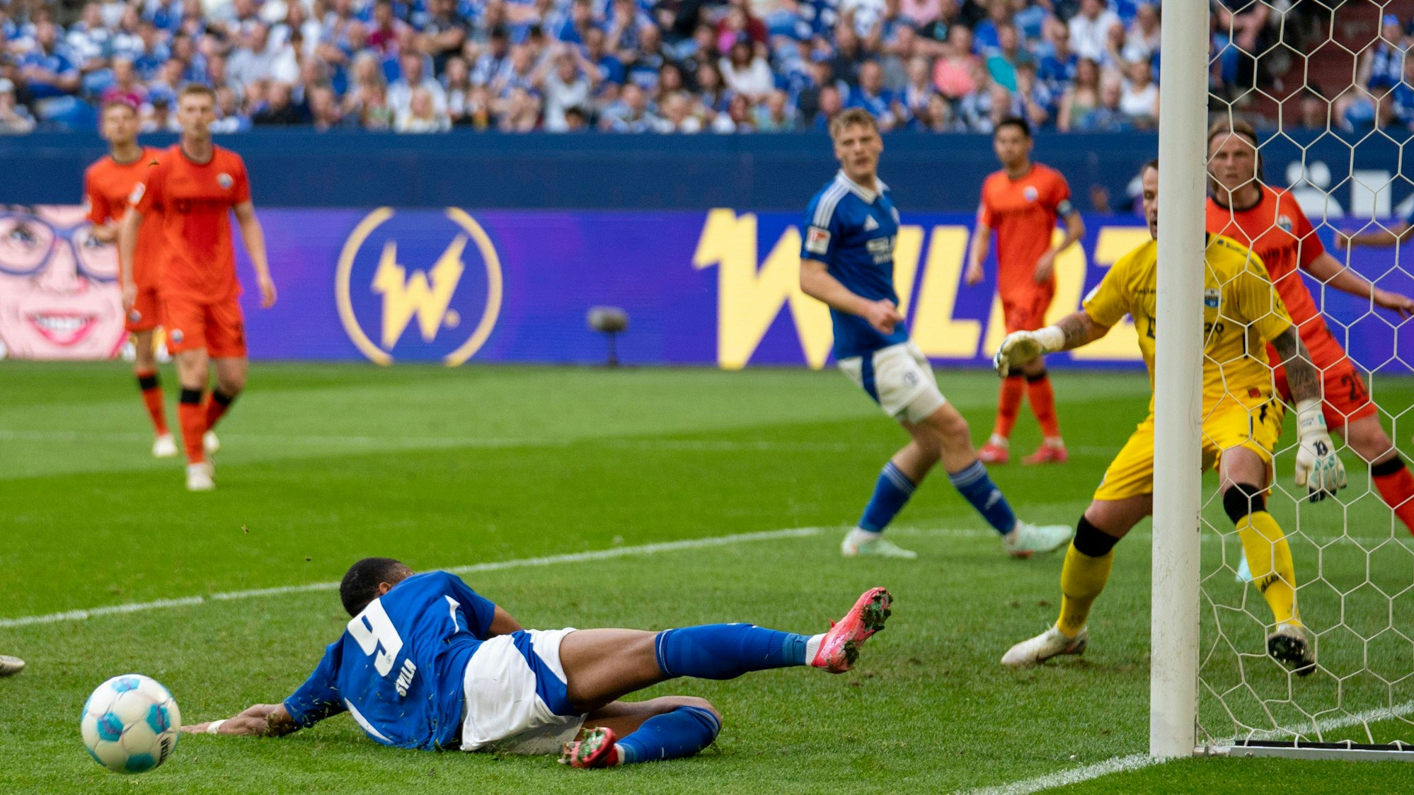 Moussa Sylla vom FC Schalke 04 kommt zu spät, rutscht am Ball vorbei und verpasst die Torchance.