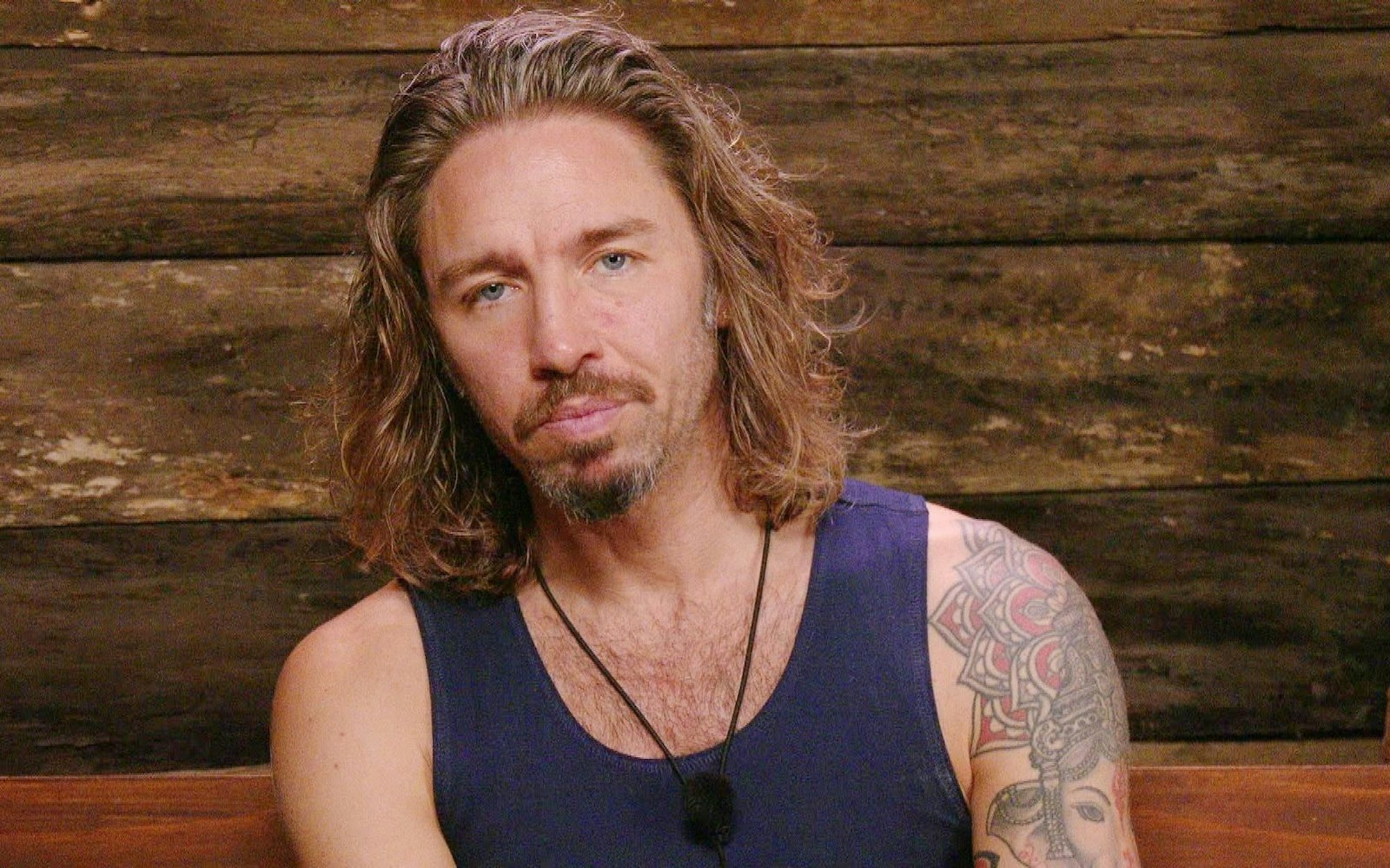 „Gil Schweiger“ nannte das Moderatorenteam Sonja Zietlow und Jan Köppen den Musiker. (Bild: RTL)