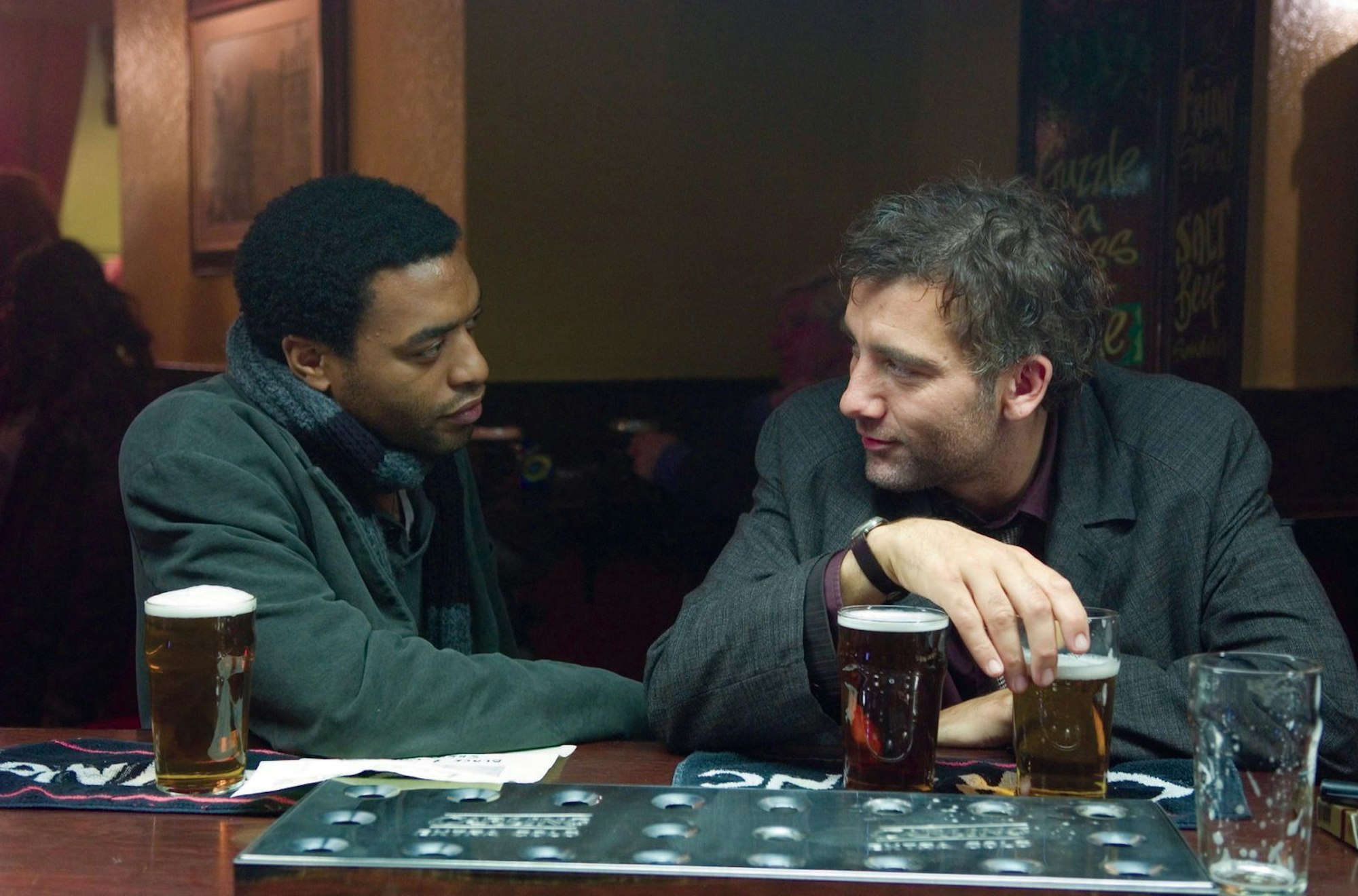 In „Children of Men“ müssen Polit-Aktivist Luke (Chiwetel Ejiofor, links) und Theo (Clive Owen) eine schwangere Frau retten. (Bild: 2006 Universal Studios / All rights reserved)