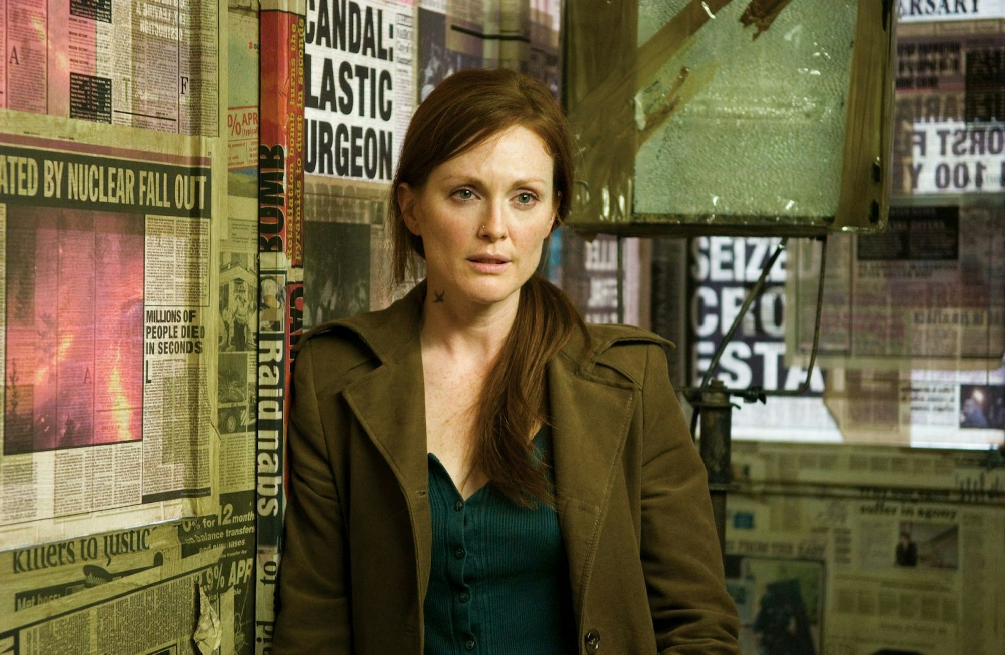 Julian (Julianne Moore) will, dass sich Theo um die schwangere Einwanderin kümmert. Seit 18 Jahren wurde wegen einer unheilbaren Unfruchtbarkeit aller Frauen auf dem Planeten kein Kind mehr geboren. (Bild: 2006 Universal Studios / All rights reserved)