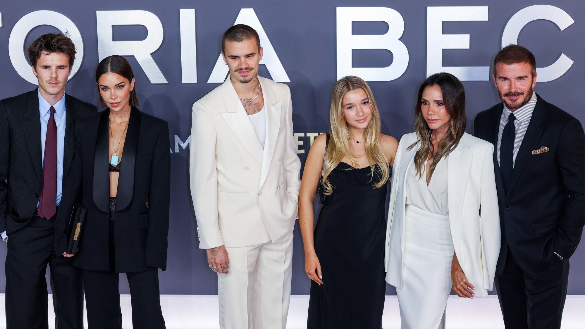 Romeo Beckham & Cruz Beckham mit Familie auf Event