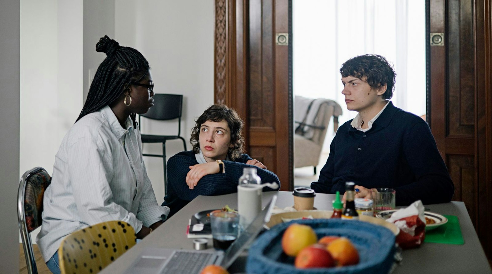 Die ehemaligen Mitbewohner des Opfers, Laslo Wolf (Joyce Sanhá, links), Karima Al-Sharquawi (Shirin Eissa) und Hannes Butenbeker (Michael Schweisser), besprechen sich. (Bild: Radio Bremen/Magdalena Stengel)