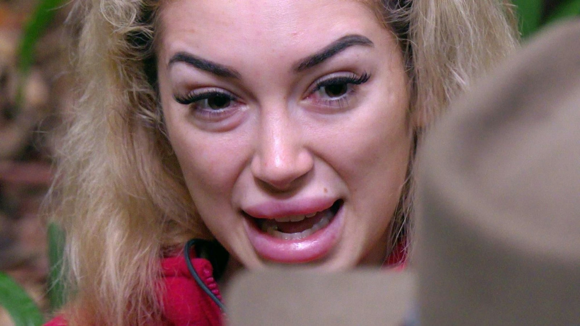 Ariel glaubt Gil kein Wort. (Bild: RTL)