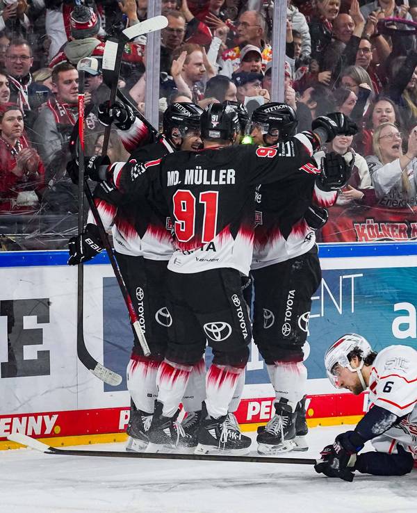 Die Spieler der Kölner Haie jubeln über ein Tor.