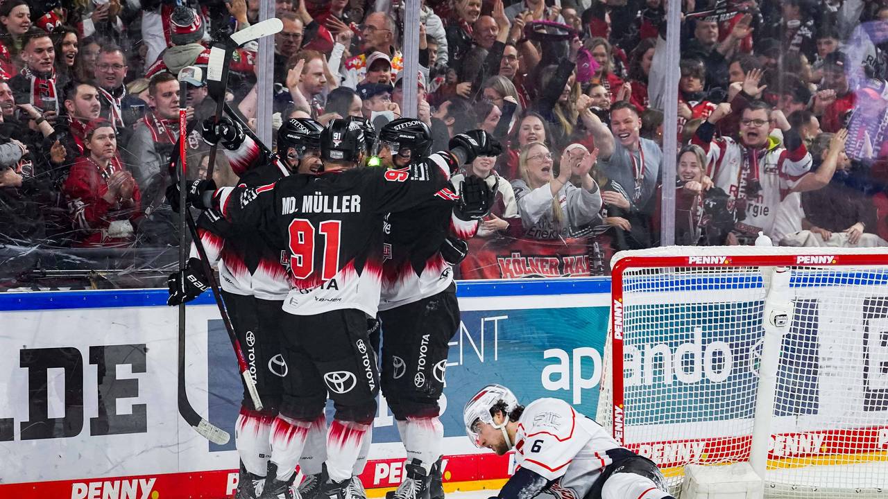 Die Spieler der Kölner Haie jubeln über ein Tor.