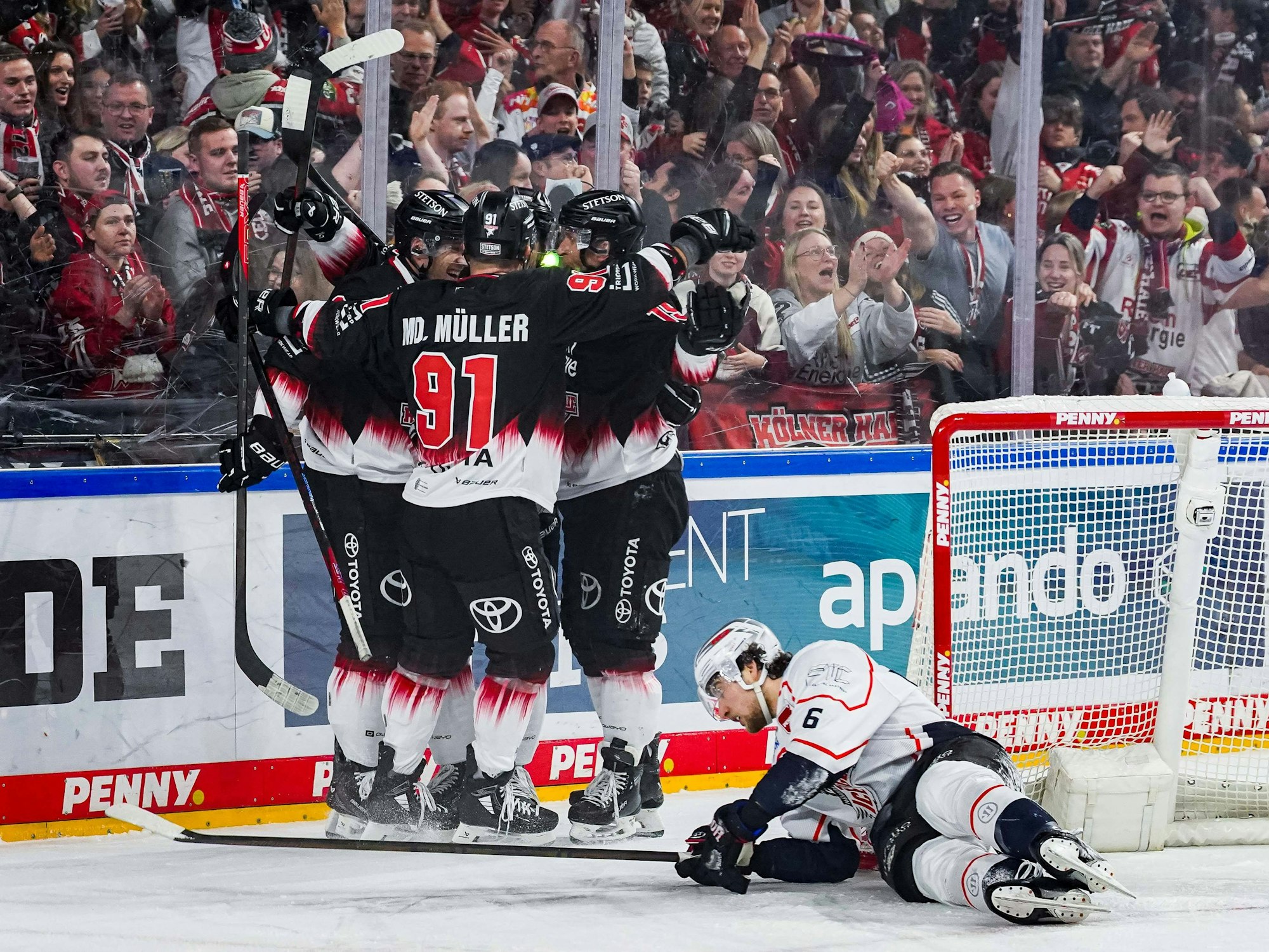 Die Spieler der Kölner Haie jubeln über ein Tor.