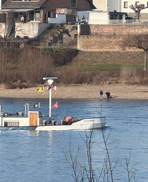 Der havarierte Frachter unter niederländischer Flagge im Rhein bei Köln-Porz.