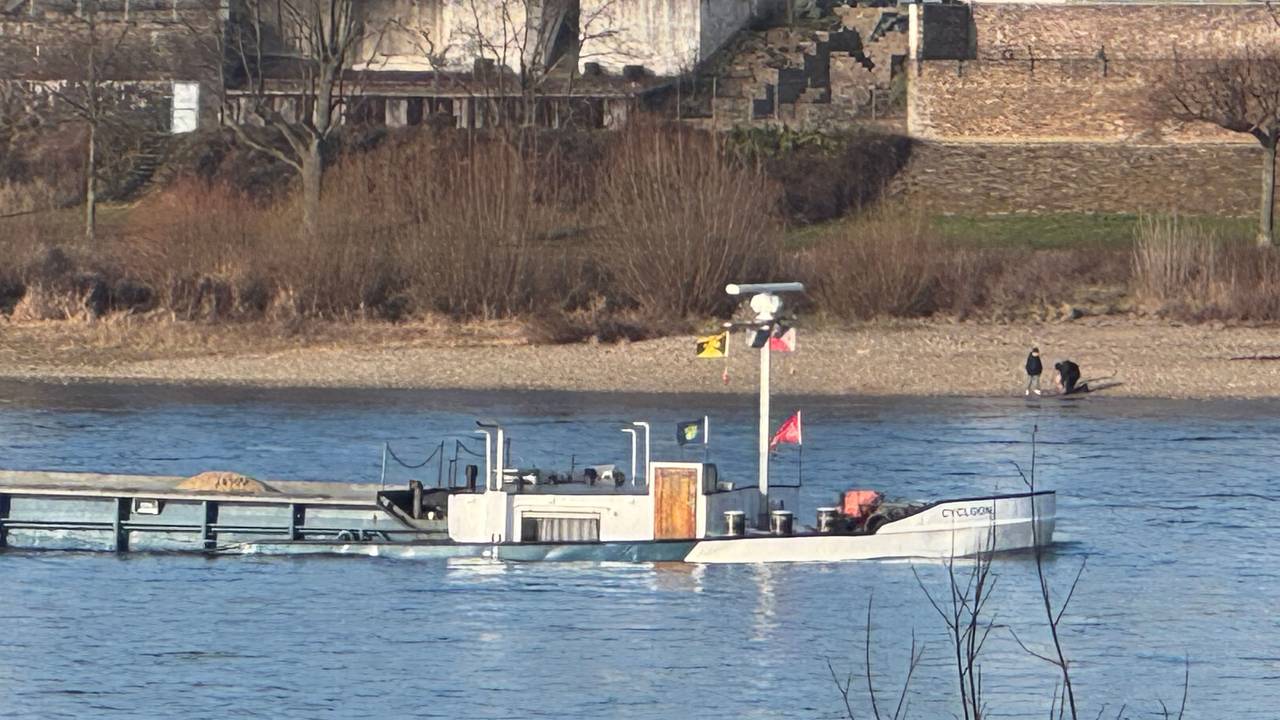 Der havarierte Frachter unter niederländischer Flagge im Rhein bei Köln-Porz.