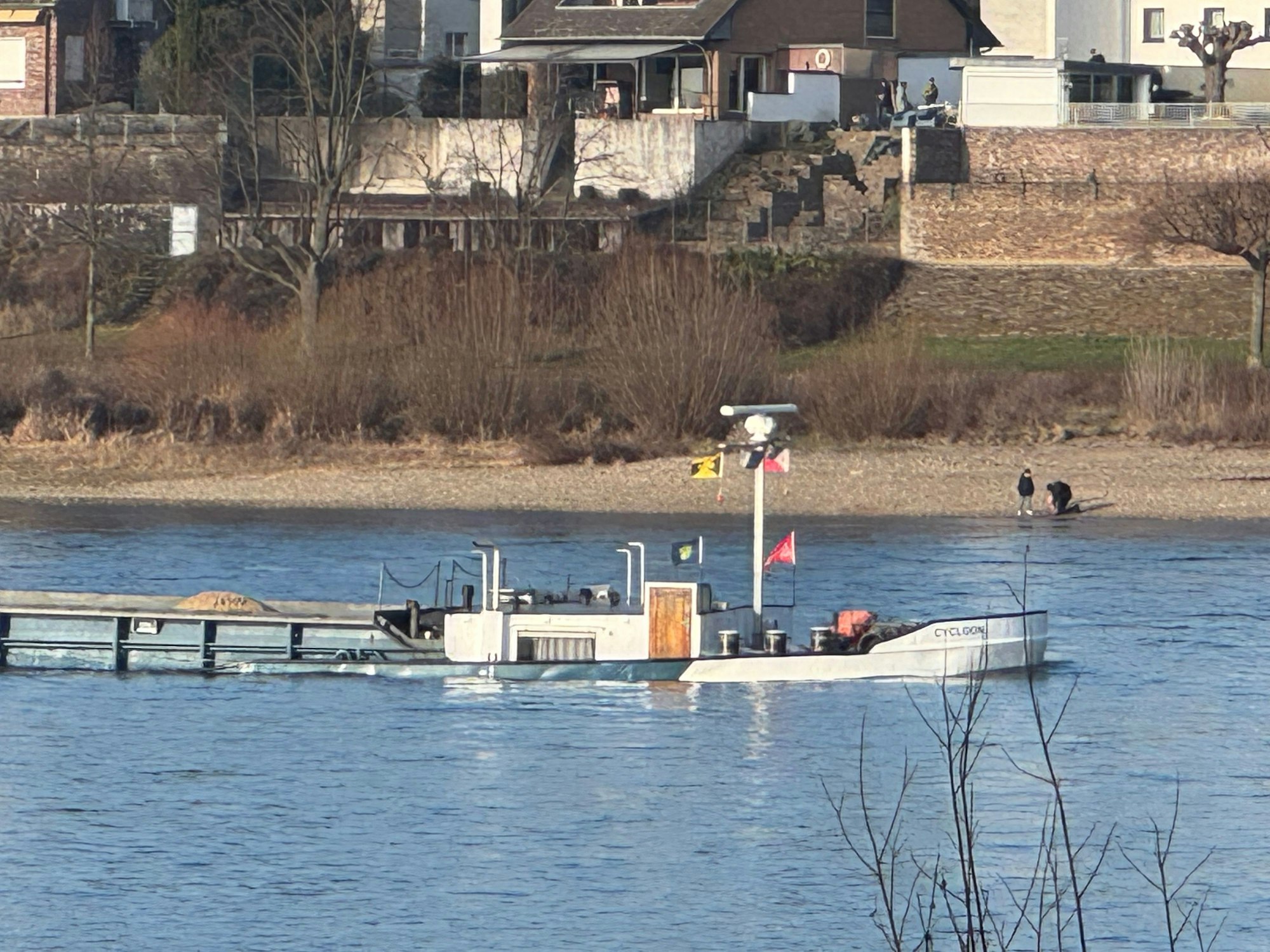 Der havarierte Frachter unter niederländischer Flagge im Rhein bei Köln-Porz.