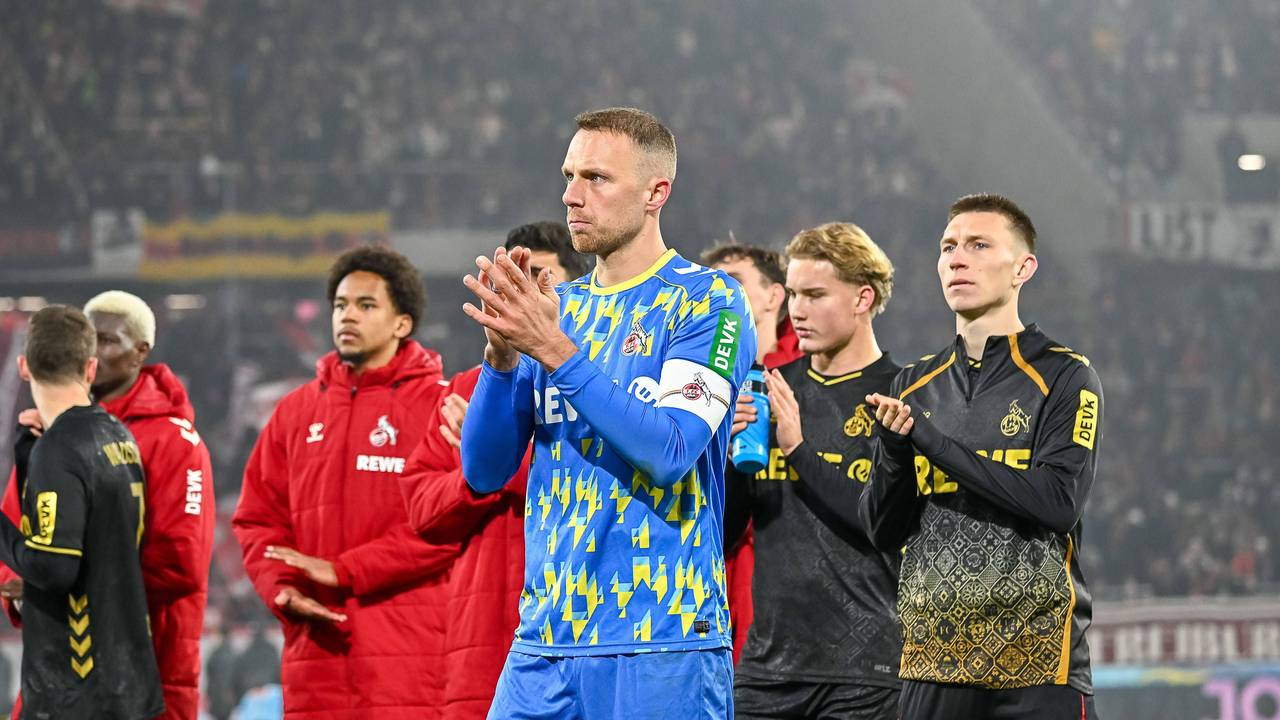 Marvin Schwäbe klatscht vor den Fans in die Hände, im Hintergrund stehen weitere Spieler.
