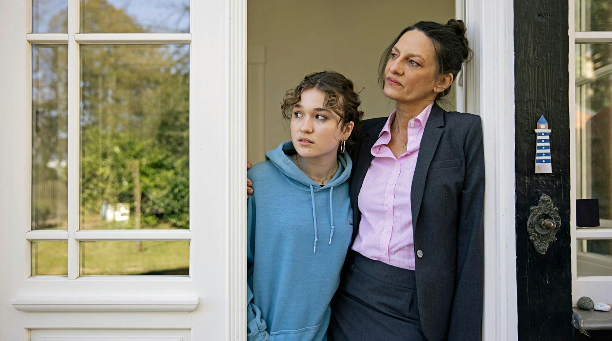 Betty (Mathilda Smidt, links) ist die kleine Schwester der Toten. Sie und ihre Mutter Gabriele Höpken (Catrin Striebeck) bekommen Besuch von der Polizei. (Bild: Radio Bremen/Magdalena Stengel)
