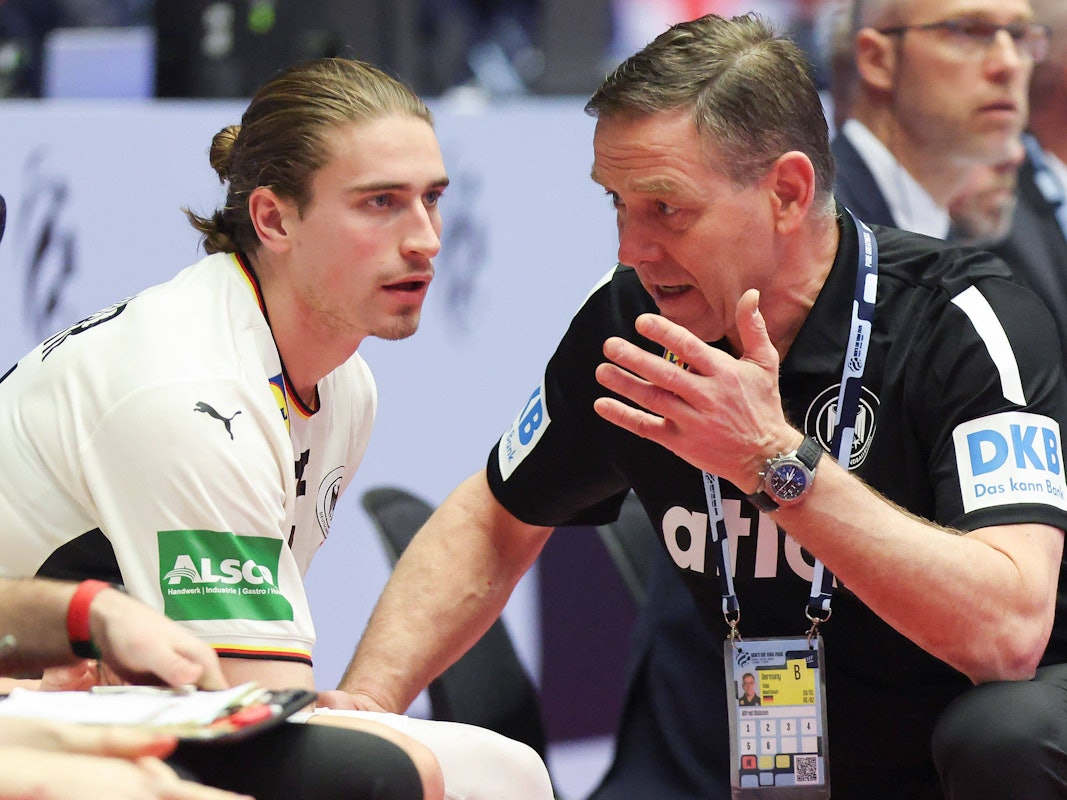 Alfred Gislason gibt seinem Handball-Nationalspieler Juri Knorr Anweisungen.