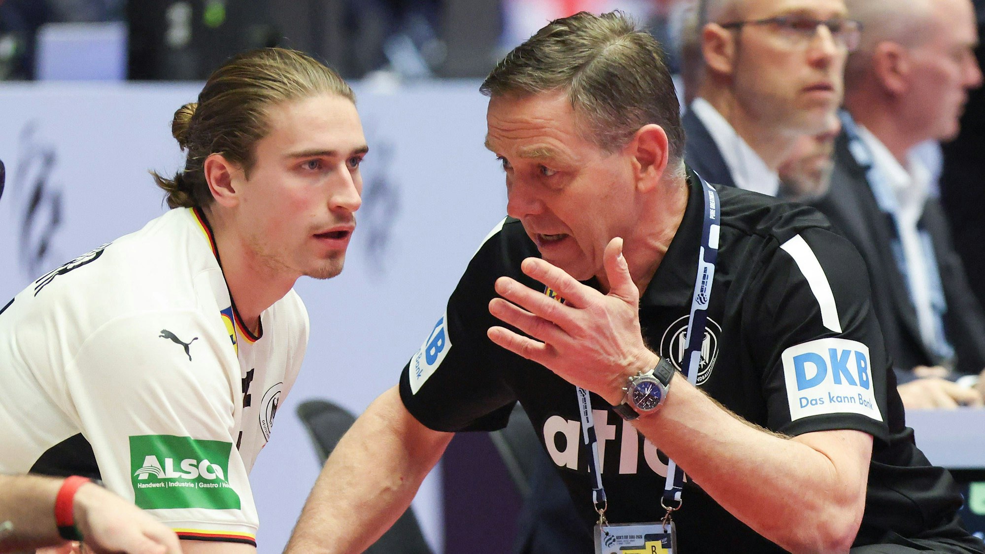 Alfred Gislason gibt seinem Handball-Nationalspieler Juri Knorr Anweisungen.