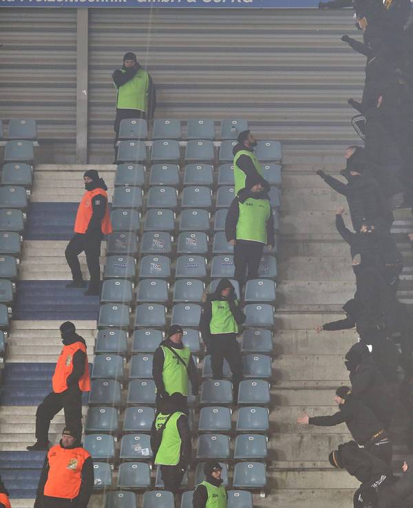 Hooligans von Dynamo Dresden suchen die Konfrontation mit Fans vom FC Magdeburg.