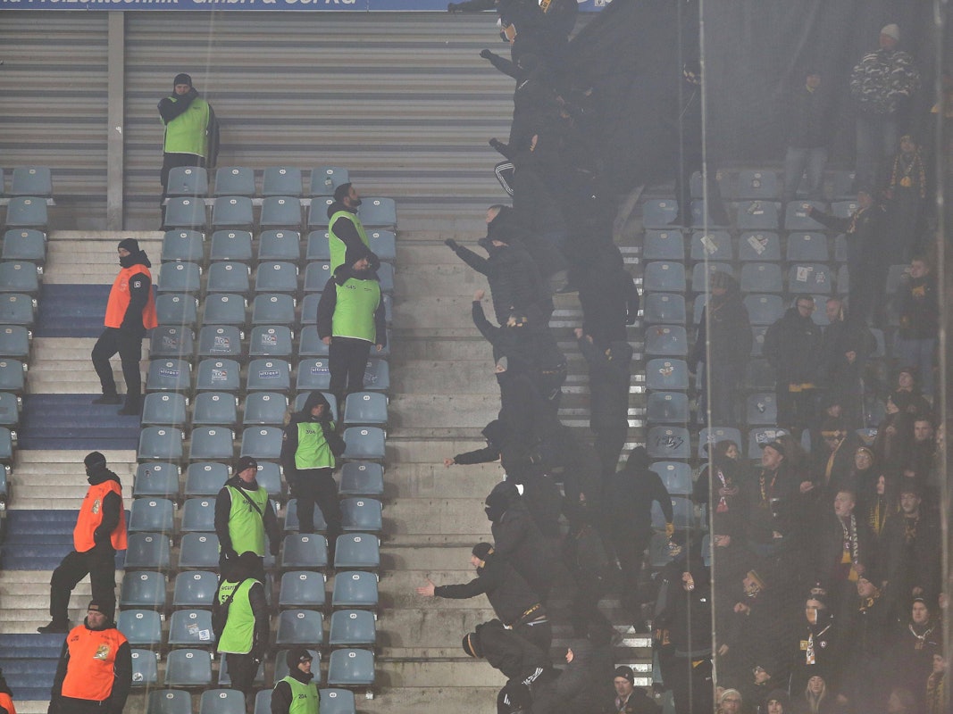 Hooligans von Dynamo Dresden suchen die Konfrontation mit Fans vom FC Magdeburg.