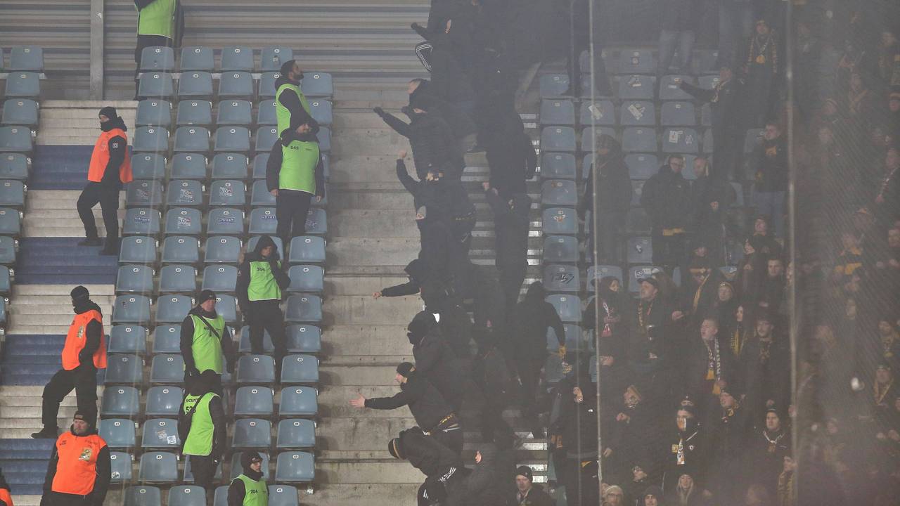 Hooligans von Dynamo Dresden suchen die Konfrontation mit Fans vom FC Magdeburg.